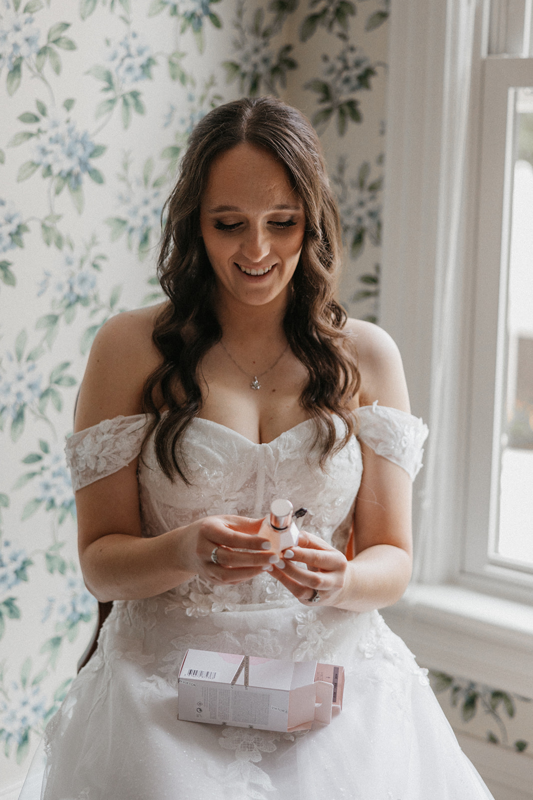 Stunning bride finalizes getting ready for her sentimental Georgia wedding