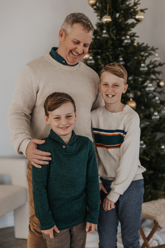 A beautiful family takes Christmas photos, these are great inspiration on what to wear for your Christmas photos!