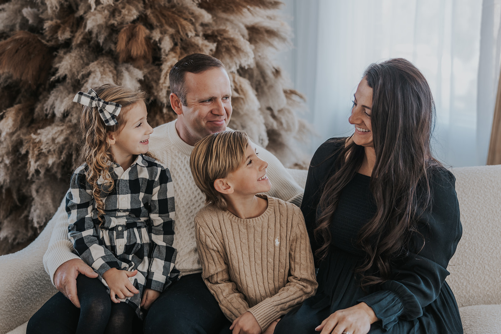 A beautiful family takes Christmas photos, these are great inspiration on what to wear for your Christmas photos!