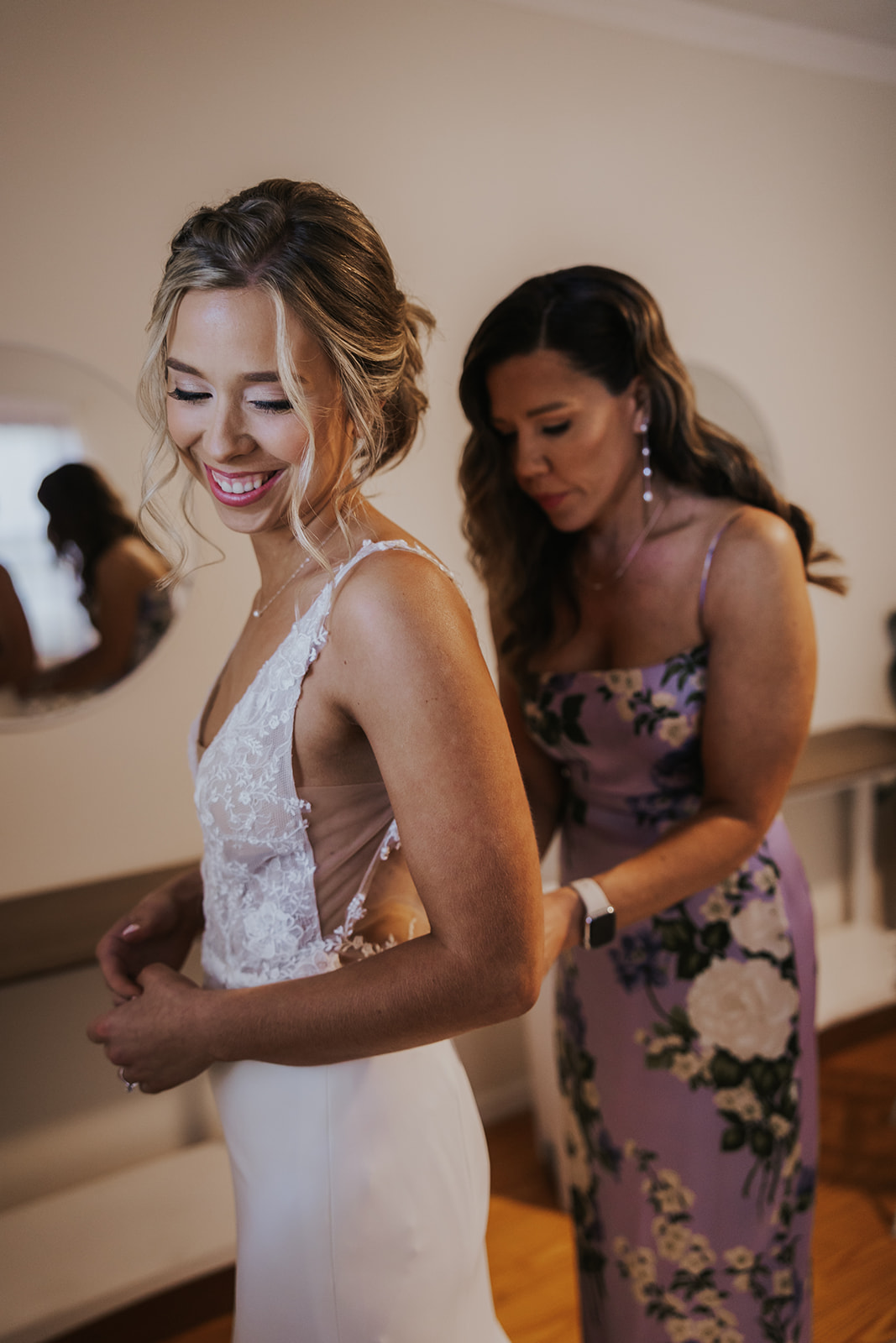 Beautiful bride adds the final touches as she prepares for her dreamy Georgia wedding