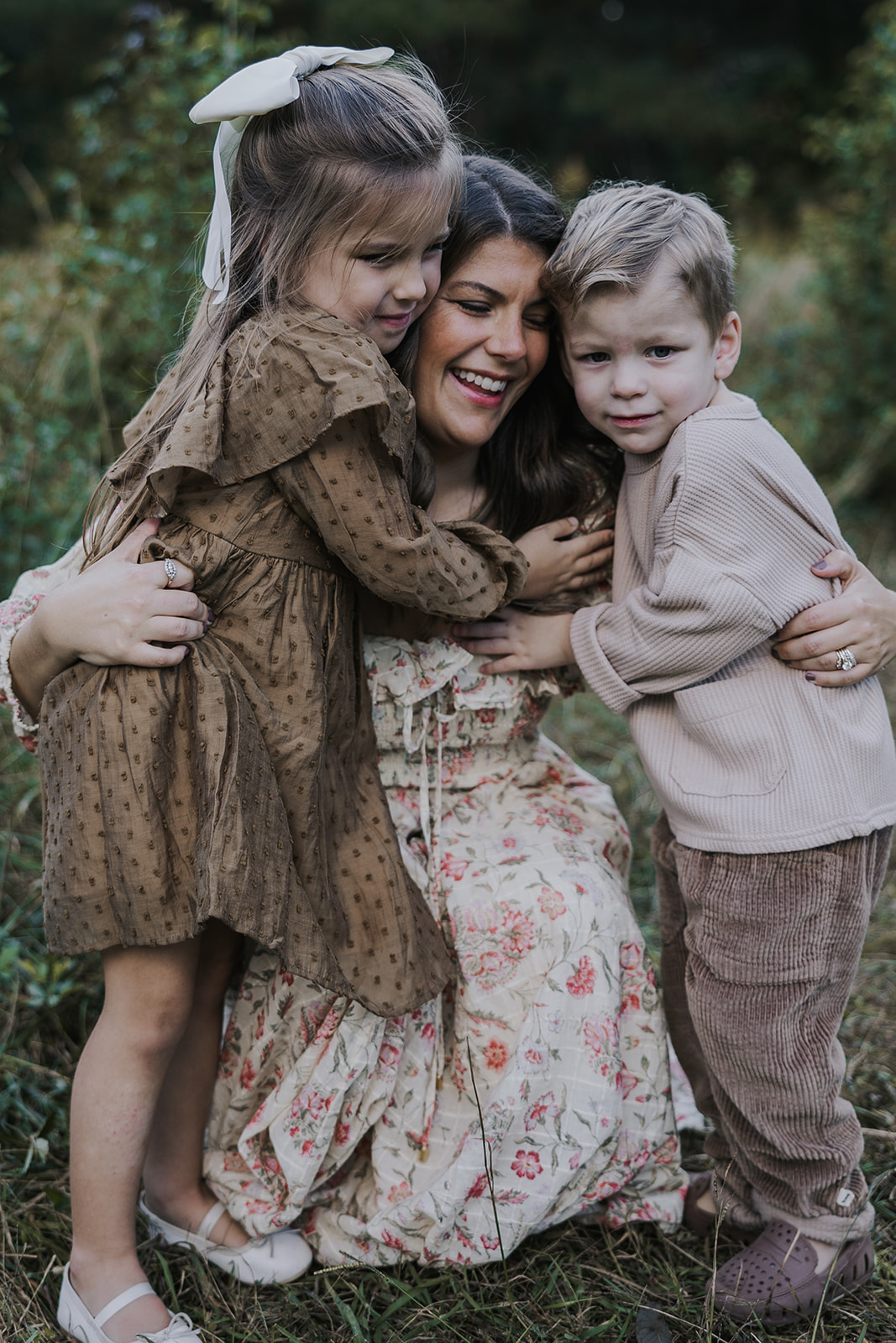 Stunning mom poses together with her kids during her families Georgia photoshoot