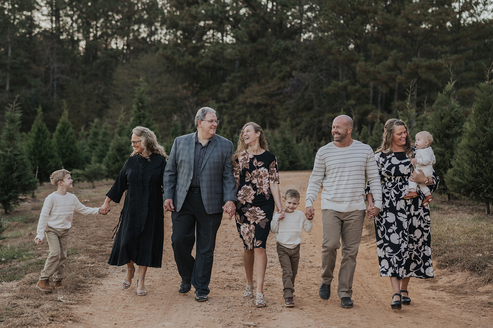 extended family poses together during their mini photoshoot